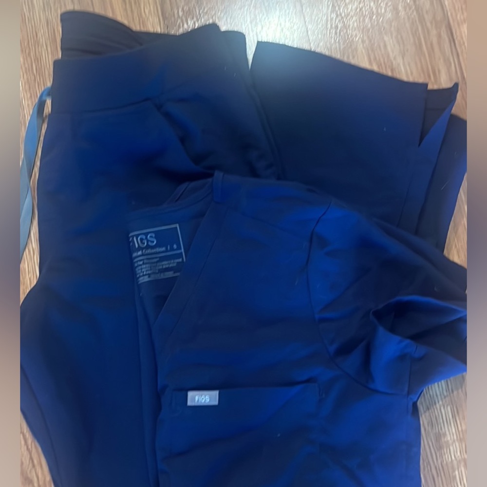 FIGS set. Size Small top and Medium bottoms. Worn a few times in a pharmacy.